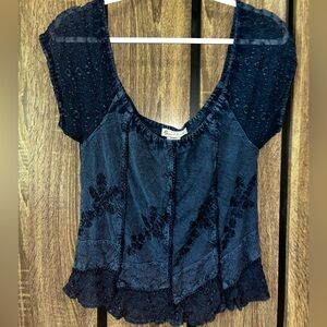 Casual Living denim short sleeve top with crochet stitching & lace sleeves. Sz S